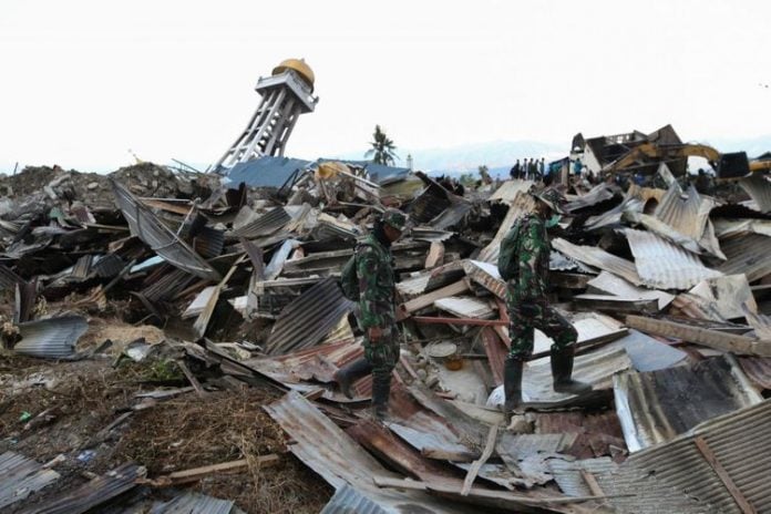 4108018902 Anggota TNI melakukan pencarian korban hilang akibat gempa bumi di Perumnas Balaroa, Palu, Sulawesi Tengah, Sabtu (6/10/2018). Gempa bumi Palu dan Donggala bermagnitudo 7,4 mengakibatkan sedikitnya 925 orang meninggal dunia dan 65.733 bangunan rusak