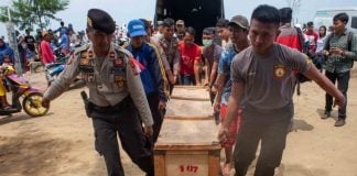 Petugas Basarnas melakukan persiapan sebelum mencari korban pesawat Lion Air bernomor penerbangan JT-610 rute Jakarta-Pangkalpinang yang jatuh di laut utara Karawang, Jawa Barat.