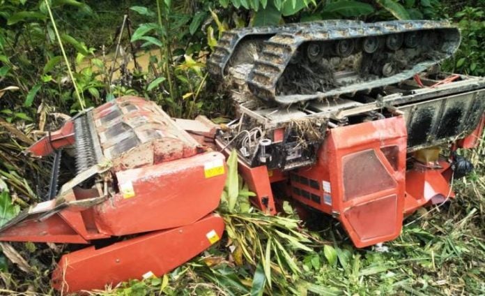 Satu unit combine harvester jatuh kejurang dan terbalik di pinggir sungai hingga memakan korban jiwa di Desa Alue Peunawa, Babahrot, Selasa (23/10).