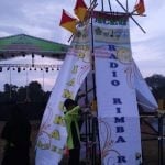 Kontingen Pramuka Santri Aceh menampilkan kreasi Monumen Radio Rimba Raya pada festival pionering Perkemahan Pramuka Santri Nusantara (PPSN) V tingkat nasional 2018, di Bumi Perkemahan Abdurrahman Sayuti-Musa, Muaro Jambi, Jambi