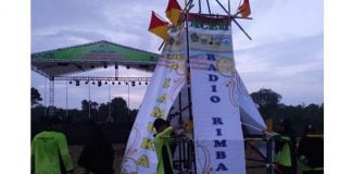 Kontingen Pramuka Santri Aceh menampilkan kreasi Monumen Radio Rimba Raya pada festival pionering Perkemahan Pramuka Santri Nusantara (PPSN) V tingkat nasional 2018, di Bumi Perkemahan Abdurrahman Sayuti-Musa, Muaro Jambi, Jambi