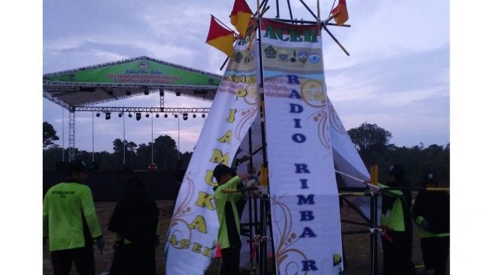 Kontingen Pramuka Santri Aceh menampilkan kreasi Monumen Radio Rimba Raya pada festival pionering Perkemahan Pramuka Santri Nusantara (PPSN) V tingkat nasional 2018, di Bumi Perkemahan Abdurrahman Sayuti-Musa, Muaro Jambi, Jambi