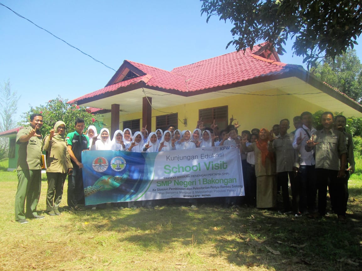 Dalam Rangka Hari Konservasi Kehidupan Liar Dunia, siswa SMPN 1 Bakongan kunjungi Stasiun Pembinaan Populasi Penyu Rantau Sialang