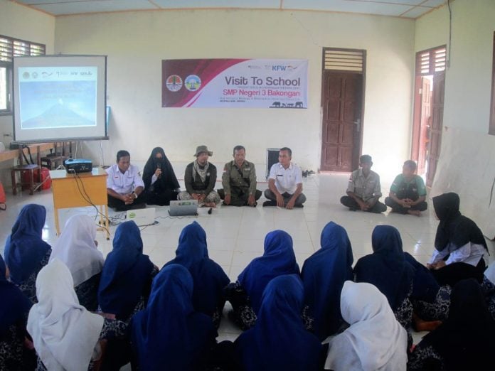 Kegiatan TNGL Puluhan pelajar di Kecamatan Bakongan ikuti Bina Cinta Alam di ruang aula SMPN 3 Bakongan. Penyelenggara kegiatan adalah petugas TN. Gunung Leuser, BPTN Wilayah I Tapaktuan