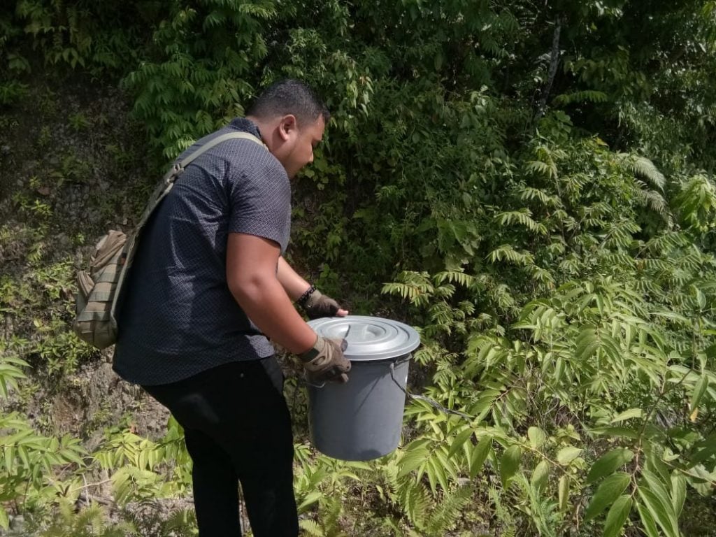 Pelepasliaran Trenggiling Petugas TN. Gunung Leuser di block Hutan TNGL Rantau Sialang, Jum'at (04/01/2019) Doc : Eva W