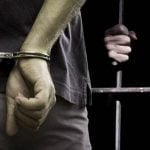 Meski-Tangan-Diborgol-Tahanan-ini-Nekat-Kabur-Saat-Digelandang-Petugas-ke-Mapolres-730×468