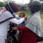 Darurat Asap, UPTD Puskesmas Ujong Padang Rasian Bagikan Masker ke Pengguna Jalan