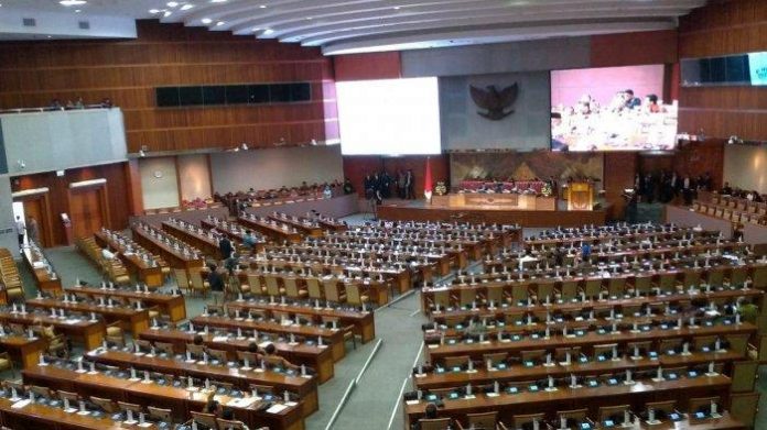 ruang-paripurna-gedung-nusantara-ii-dpr-ri-senayan-jakarta
