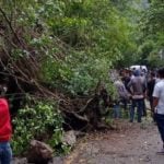 Longsor Tutupi Badan Jalan Gunung Geurutee