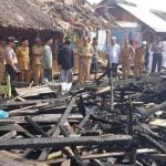 Pemkab Aceh Selatan Serahkan Bantuan Masa Panik Kebakaran di Dayah Darussalam