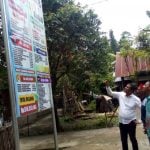Wakil Bupati Pidie Fadhullah TM Daud meninjau langsung pamasangan baliho dana desa di Gampong Puuk, Kecamatan Peukan Baro, Kabupaten Pidie, (dok, Analisaaceh.com pidie