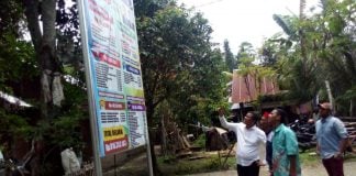 Wakil Bupati Pidie Fadhullah TM Daud meninjau langsung pamasangan baliho dana desa di Gampong Puuk, Kecamatan Peukan Baro, Kabupaten Pidie, (dok, Analisaaceh.com pidie