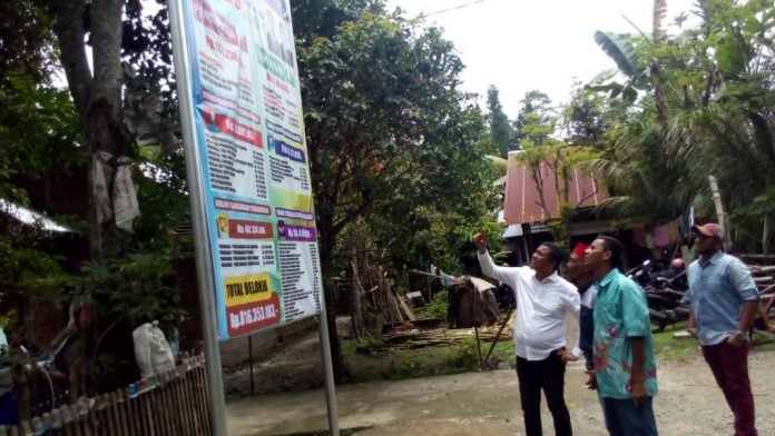 Wakil Bupati Pidie Fadhullah TM Daud meninjau langsung pamasangan baliho dana desa di Gampong Puuk, Kecamatan Peukan Baro, Kabupaten Pidie, (dok, Analisaaceh.com pidie