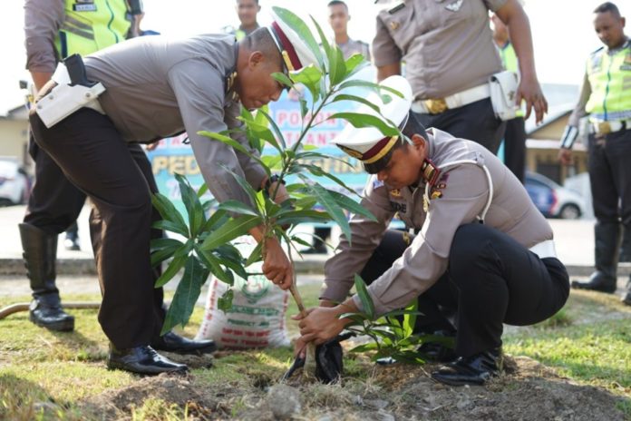 Satlantas Polres Pidie Gelar Sosialisasi Tertib Lalulintas dan Penanaman Pohon