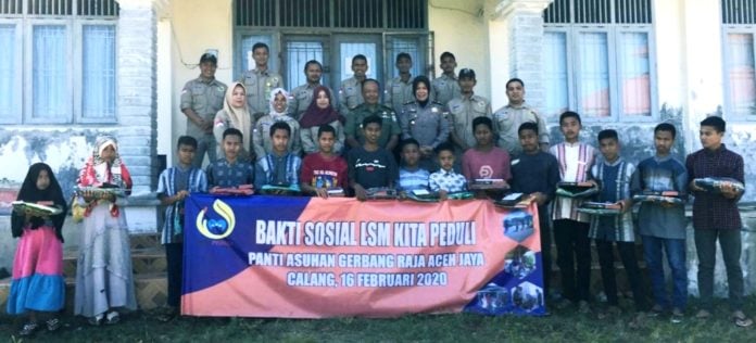 Foto bersama dengan anak - anak Panti Asuhan Gerbang Raja di Krueng Sabee Aceh Jaya, Minggu (16/02/2020)