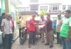 Tim Frazi Aceh bagi-bagi masker ke pengguna jalan di Banda Aceh, Selasa (7/4)