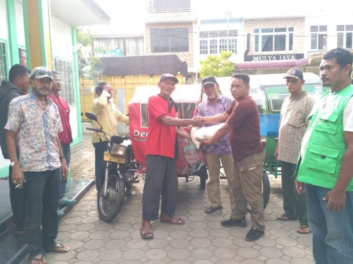 Tim Frazi Aceh bagi-bagi masker ke pengguna jalan di Banda Aceh, Selasa (7/4)