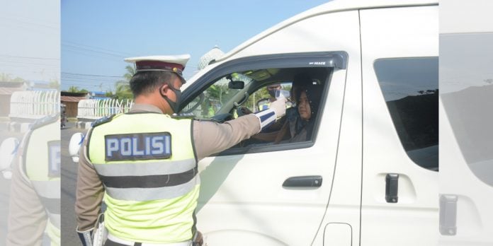 petugas memeriksa suhu badan