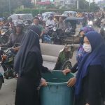 Alumni Santriwati Misbahul Ulum Bagi-bagi Takjil