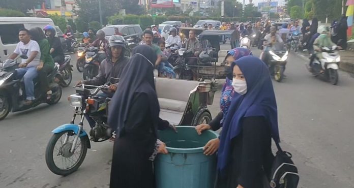 Alumni Santriwati Misbahul Ulum Bagi-bagi Takjil
