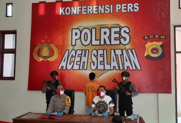 Medsos Foto Tak Senonoh