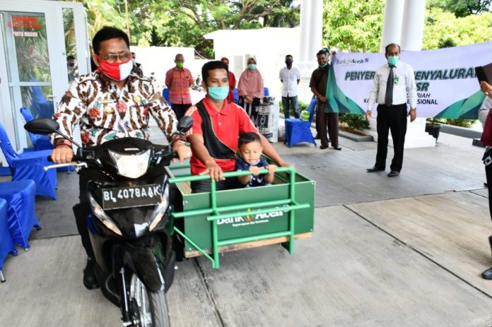 Wali Kota Serahkan Bantuan Becak
