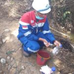 Karyawan PHE NSB mengambil sampel air