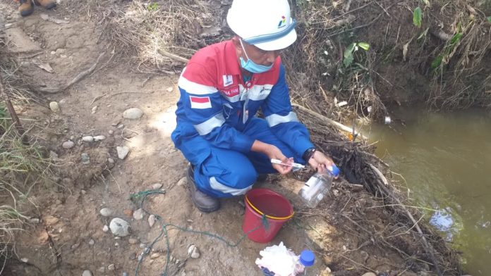 Karyawan PHE NSB mengambil sampel air
