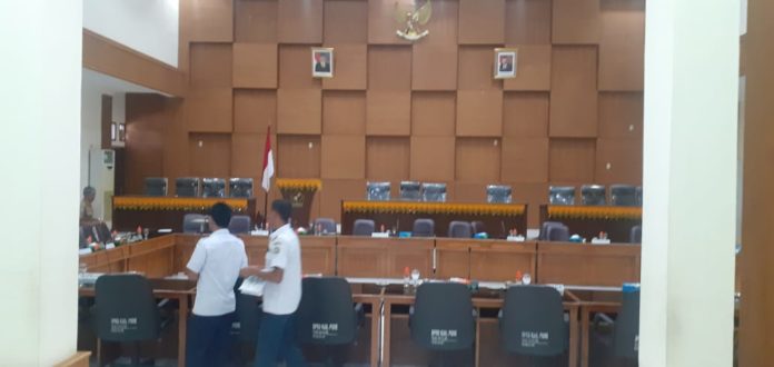 Bupati Pidie Tak Hadir, Ketua Pansus Covid-19 Skors Rapat