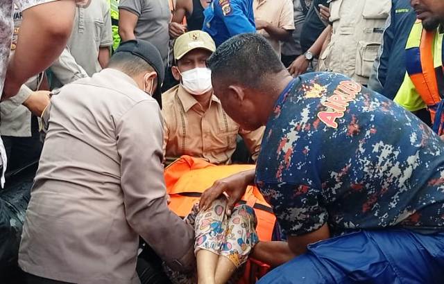 Kapolres Aceh Timur Bersama Bupati Pimpin Evakuasi Jenazah Korban Banjir di Nurussalam