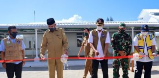 Gubernur Aceh, Nova Iriansyah, bersama wakil ketua DPRA, Hendra Budian, medampingi Ketua Satuan Tugas (Satgas) Penanganan COVID-19 Letjen TNI Dr. (H.C.) Doni Monardo, meresmikan pengembangan Rumah Sakit Umum Daerah dr.Zainoel Abidin Banda Aceh menjadi rumah sakit rujukan covid-19, di Kompek RSUDZA, Selasa (20/4/2021).