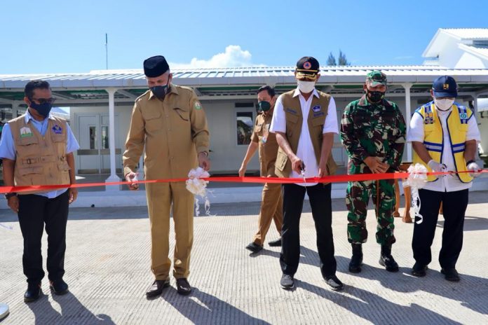 Gubernur Aceh, Nova Iriansyah, bersama wakil ketua DPRA, Hendra Budian, medampingi Ketua Satuan Tugas (Satgas) Penanganan COVID-19 Letjen TNI Dr. (H.C.) Doni Monardo, meresmikan pengembangan Rumah Sakit Umum Daerah dr.Zainoel Abidin Banda Aceh menjadi rumah sakit rujukan covid-19, di Kompek RSUDZA, Selasa (20/4/2021).
