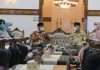 Gubernur Aceh, Nova Iriansyah, menerima kunjungan kerja Menteri Pariwisata dan Ekonomi Kreatif, Sandiaga Uno, dalam rangka pembahasan tindaklanjut investasi UAE dan pengembangan pariwisata, di Pendopo Gubernur Aceh, Banda Aceh, Sabtu, (1/5/2021).