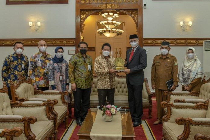 Gubernur Aceh, Nova Iriansyah, menerima kunjungan silaturahmi Direktur Utama Bank Syariah Indonesia, Hery Gunardi beserta rombongan, di Pendopo Gubernur Aceh, Banda Aceh, Selasa (4/5/2021).