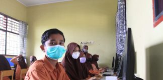 Wajah bahagia para siswa/i SMPN 1 Leupung saat menggunakan perangkat komputer yang diserahkan oleh PT SBA.