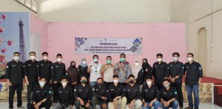 Head of External Relation SBA, Win Bernadino berfoto bersama Bapak Aswar, S.Hut., MAP, Kabid. Pelatihan Kerja dan Penempatan Tenaga Kerja Disnakermobduk Prov. Aceh, Ketua FKJP Aceh, H. Jamaluddin Jamil, ST., MM., serta seluruh peserta magang.