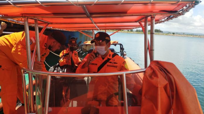 Tim Rescue Basarnas Banda Aceh bergerak ke lokasi untuk melakukan pencarian terhadap korban di di perairan Pulau Rusa Kecamatan Lhong, Aceh Besar, Minggu (4/7/2021).