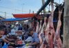 Pedagang melayani pembeli daging lembu untuk kebutuhan di hari Meugang, di salah satu pasar di Aceh Utara, Senin (19/7). Foto : ist
