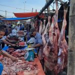 Di Aceh Utara Persediaan Hewan untuk Meugang 3.570 Ekor, Qurban 3.899 Ekor Pedagang melayani pembeli daging lembu untuk kebutuhan di hari Meugang, di salah satu pasar di Aceh Utara, Senin (19/7). Foto : ist