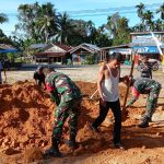 Danramil Trumon Gotong Royong Bersama Warga Pinto Rimba di Dayah Nurul Aulia