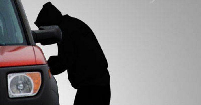 nekat-maling-pecahkan-kaca-mobil