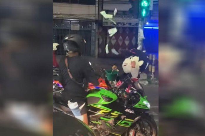 Youtuber Nodie Wakgenk Lempar Segepok Uang