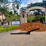 Jalan Menuju Kantor Kacabdin Abdya Diblokir OTK