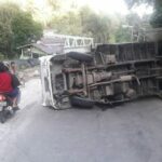 Truk Bermuatan Alpukat Terguling di Bener Meriah