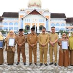 Pj Bupati Aceh Utara Beri Penghargaan untuk Guru Penulis dan Duta Desain Nasional