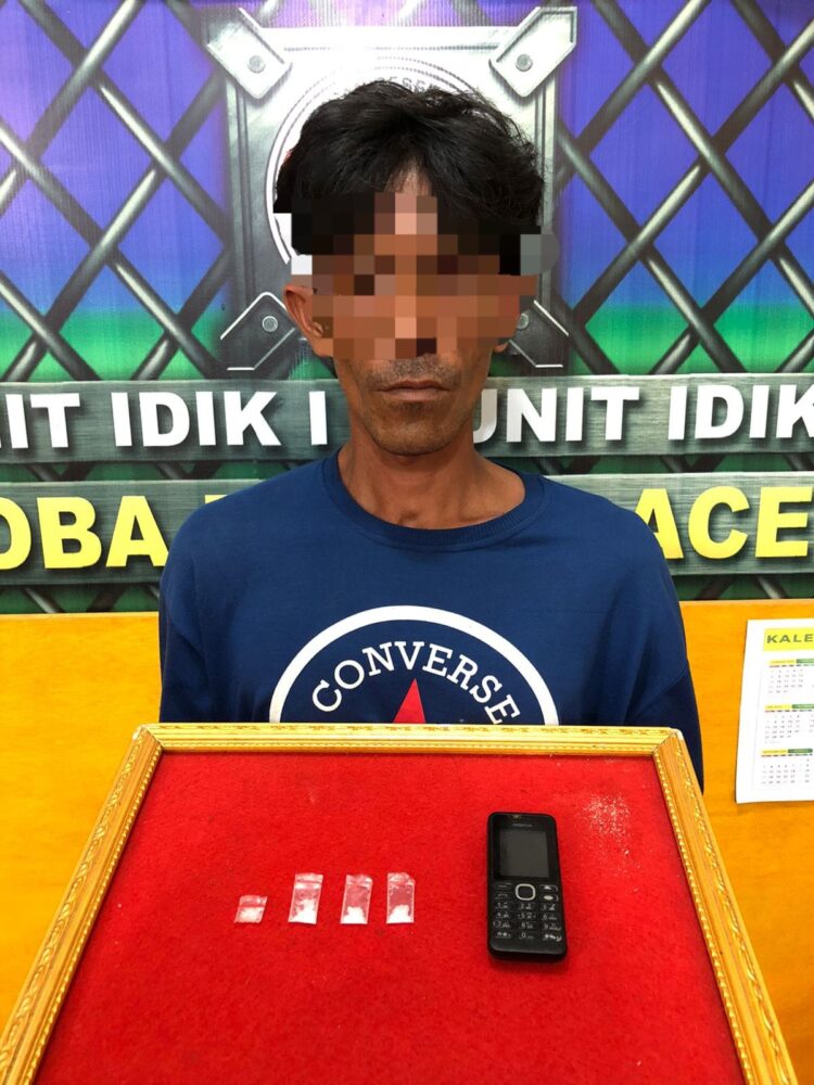 Pelaku dan barang bukti sabu usai diamankan Polres Abdya. Foto: Ist.