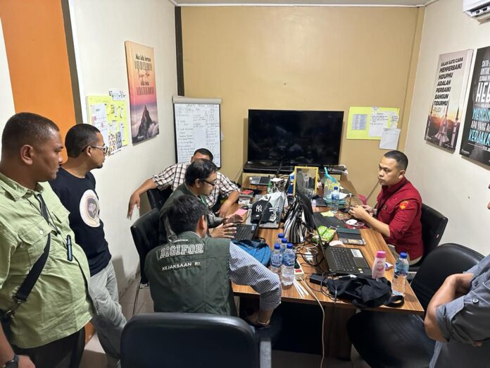 Proses penggeledahan oleh Kejari Aceh Selatan. Foto : ist