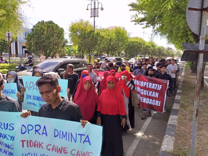 Aksi unjuk rasa di kantor DPRA. Foto : Naszadayuna/analisaaceh.com.
