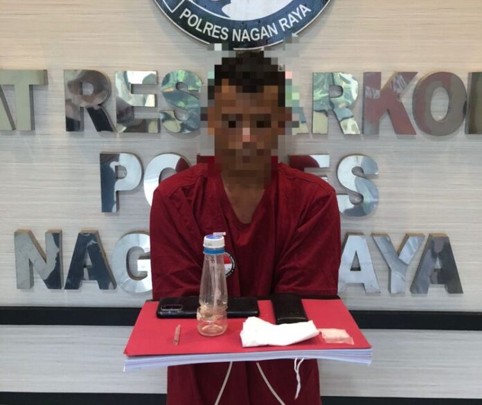 241d9110b7547654e0d2d006737ed474 ND (30) warga Gampong Pulo Kruet, Kecamatan Darul Makmur, Kabupaten Nagan Raya bersama barang bukti narkotika jenis sabu. Foto: Ist