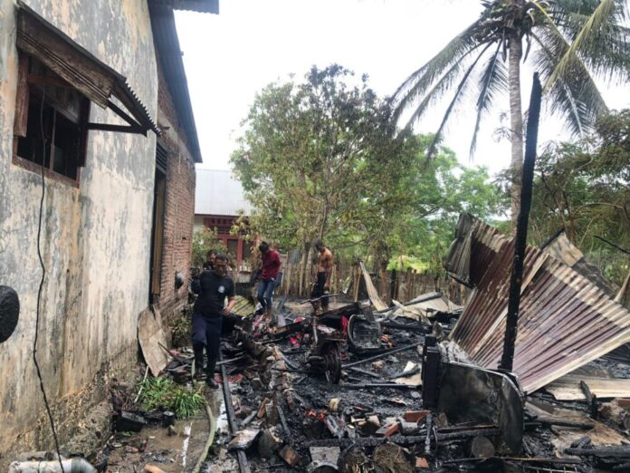Rumah yang hangus terbakar. Foto : ist. Rumah yang hangus terbakar. Foto : ist.